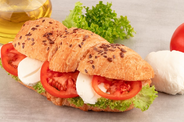 Sanduíche de croissant com mussarela de alface e tomate