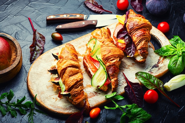 Sanduíche de croissant com recheio de carnes e peixes