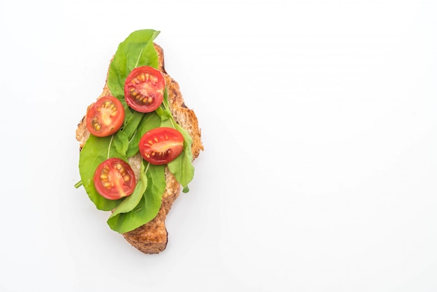 Sanduíche de croissant de tomate - estilo de comida saudável ou vegan