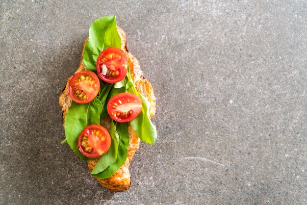 sanduíche de croissant de tomate