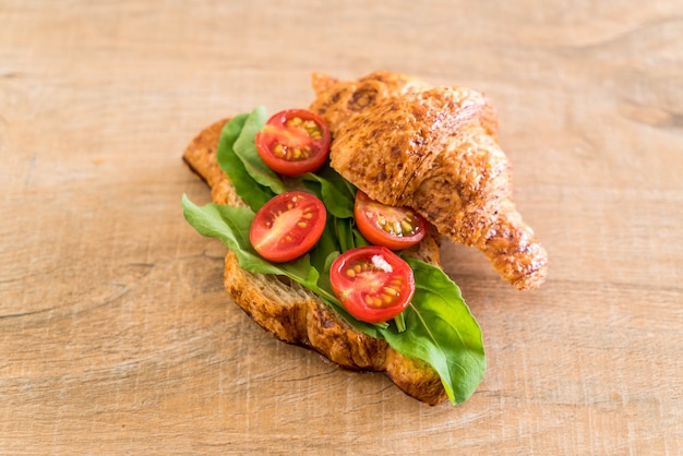 sanduíche de croissant de tomate