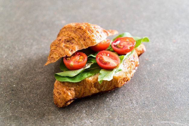 sanduíche de croissant de tomate