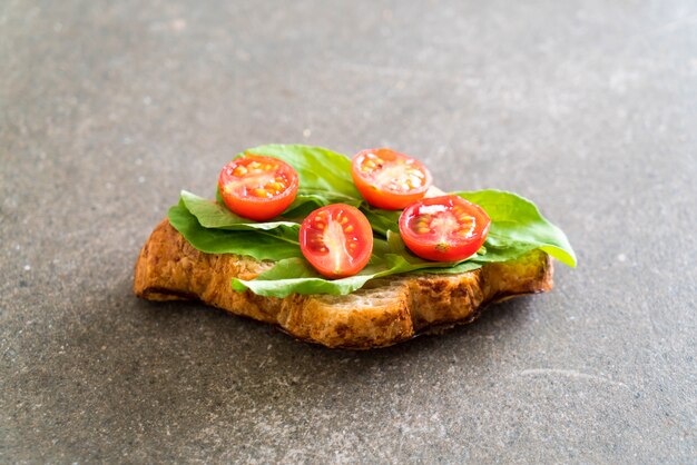 sanduíche de croissant de tomate