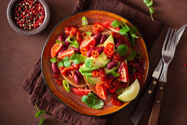 Sanduíche de feijão de abacate mexicano com cebolinha pimentão tomate