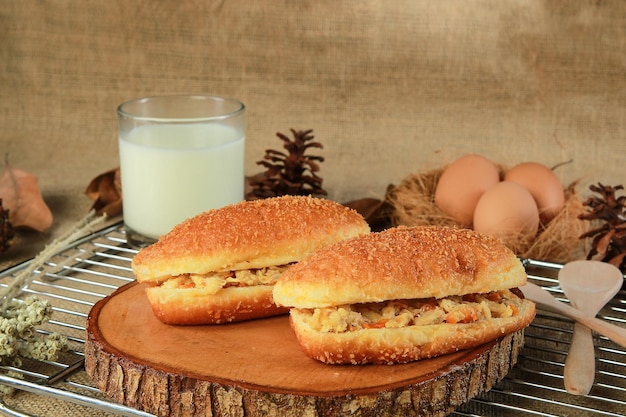 Sanduíche de frango grelhado saudável com batatas fritas vegetarianas