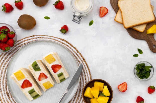 Sanduíche de frutas doces de estilo japonês com morango, abacaxi e kiwi. Doce café da manhã caseiro de verão. Processo de cozimento em casa