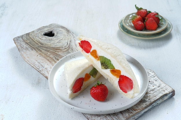 Sanduíche de frutas doces de estilo japonês (sando de frutas) com muitas frutas. Café da manhã de verão doce