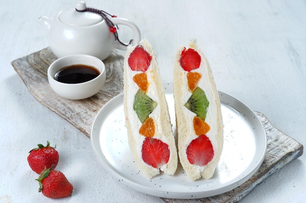 Sanduíche de frutas doces de estilo japonês (sando de frutas) com muitas frutas. café da manhã de verão doce