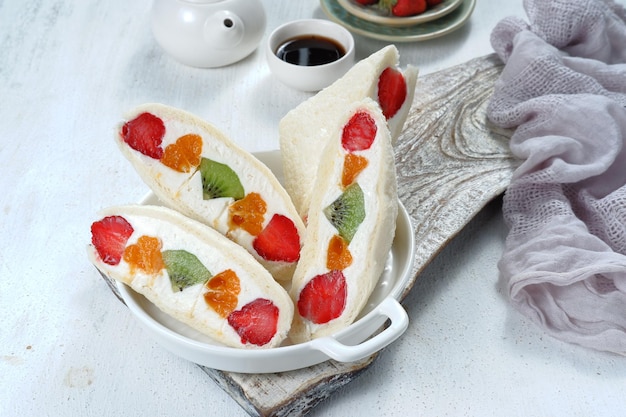 Sanduíche de frutas doces de estilo japonês (sando de frutas) com muitas frutas. Café da manhã de verão doce