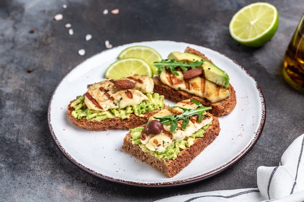 Sanduíche de halloumi grelhado com guacamole de abacate, rúcula