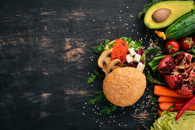 Sanduíche de hambúrguer com cogumelos de queijo feta e folhas de alface Em um fundo de madeira Vista superior Copiar espaço