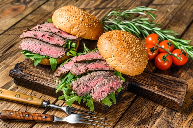 Sanduíche de hambúrguer com cortes de bife, rúcula e espinafre