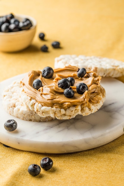 Foto sanduíche de manteiga de amendoim e bolos de arroz almoço saudável de proteínas