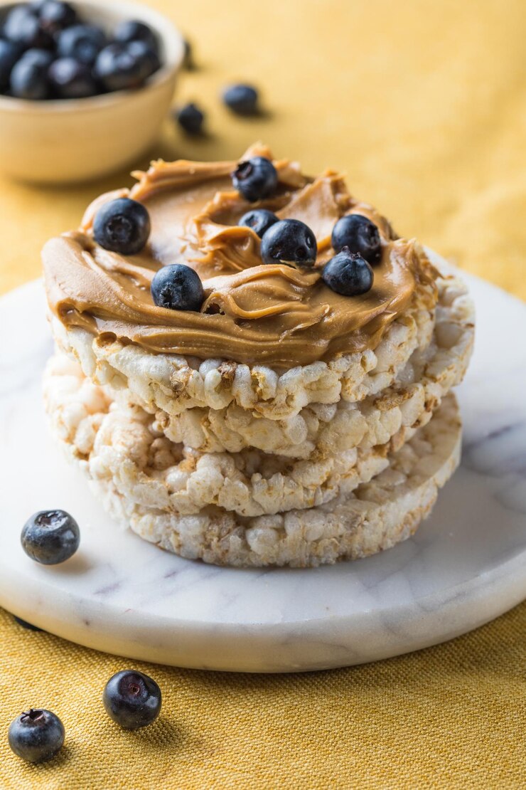 Sanduíche de manteiga de amendoim e bolos de arroz Almoço saudável de proteínas