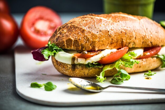 Sanduíche de mussarela de tomate e pesto