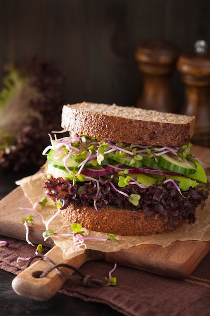 Sanduíche de pepino com abacate e cebola e couve de rabanete