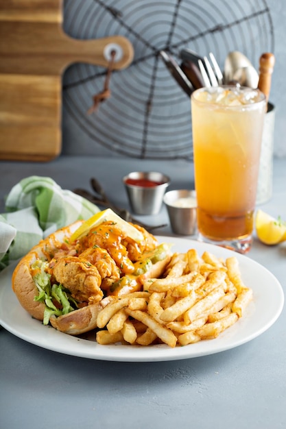Foto sanduíche de po boy com camarão frito