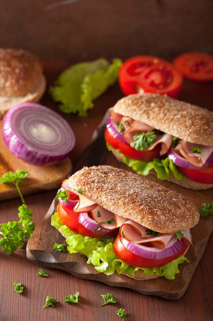 Sanduíche de presunto com alface cebola tomate