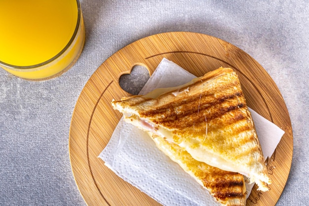 Sanduíche de presunto e queijo grelhado com queijo e presunto na grelha