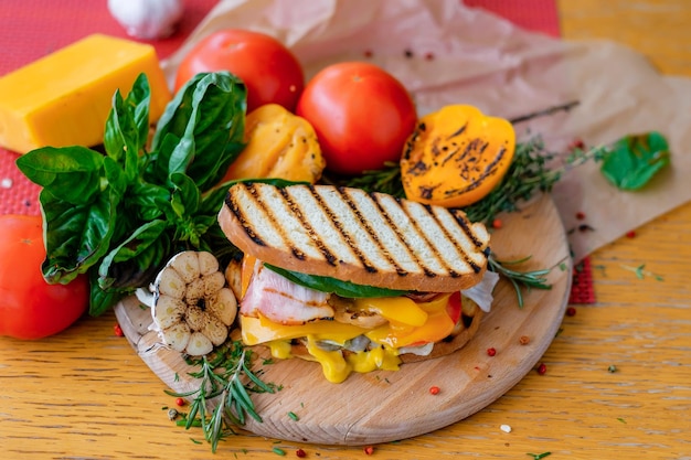 Sanduíche de presunto e queijo grelhado com tomates de alho Vista superior