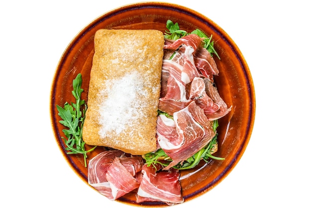 Sanduíche de presunto espanhol bocadillo de jamon serrano no pão ciabatta com rúcula isolado no fundo branco