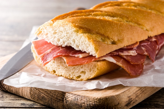 Sanduíche de presunto serrano espanhol na mesa de madeira fechar