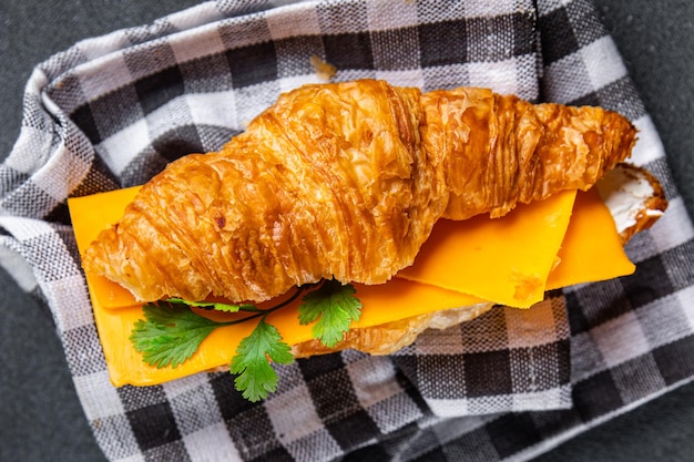 sanduíche de queijo croissant refeição fresca comida lanche na mesa cópia espaço comida fundo rústico