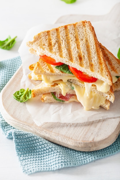 Sanduíche de queijo e tomate grelhado em branco