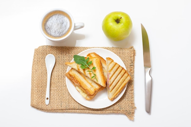 Sanduíche de queijo grelhado caseiro no café da manhã com xícara de café