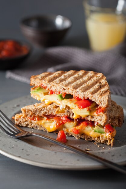 Sanduíche de queijo grelhado com abacate e tomate