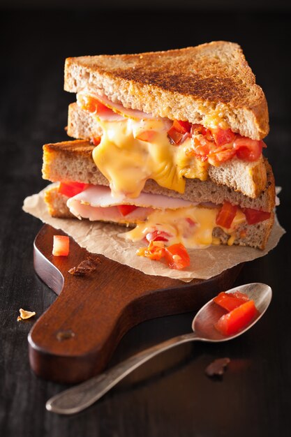 Sanduíche de queijo grelhado com presunto e tomate