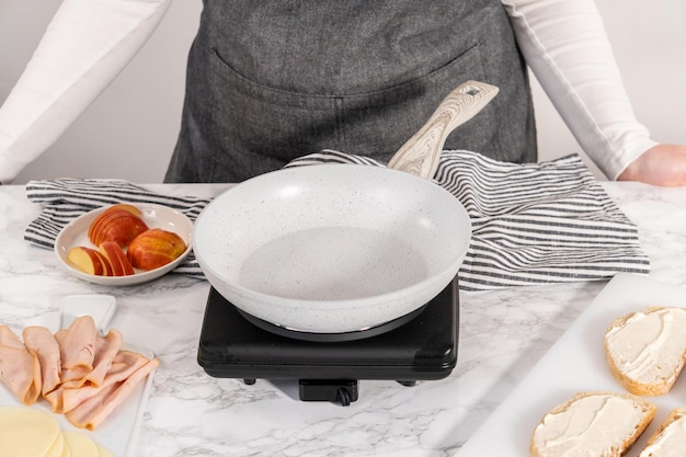 Sanduíche de queijo grelhado com provolone e maçã