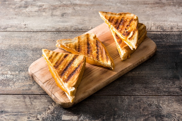 Sanduíche de queijo grelhado na mesa de madeira