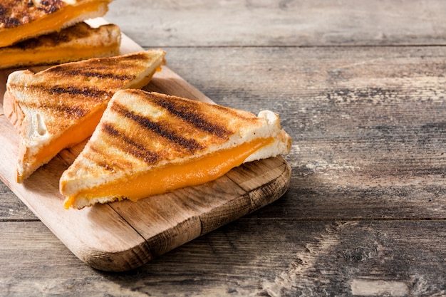 Sanduíche de queijo grelhado no espaço da cópia de mesa de madeira