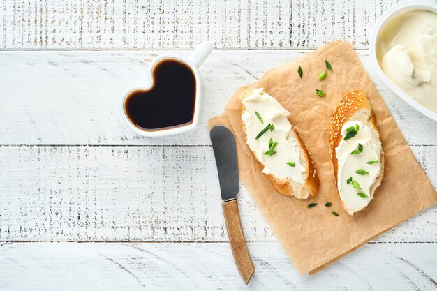 sanduiche de requeijão com cebolinha e pão