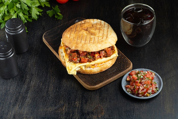 Sanduíche de sabich de fast food israelense com ovos de legumes em fundo de madeira