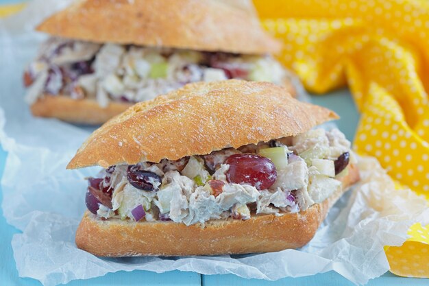 Sanduíche de salada de frango com iogurte grego