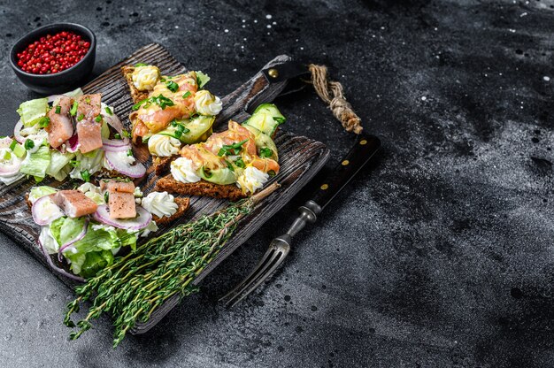 Sanduíche de salmão defumado com arenque com cream cheese e salada