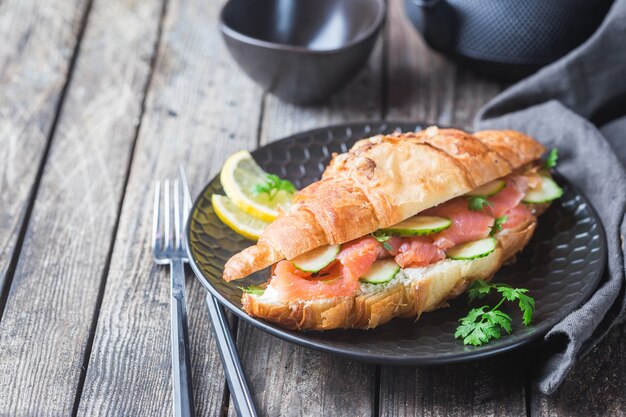 Sanduíche de salmão defumado com cream cheese fresco e pepinos na chapa preta