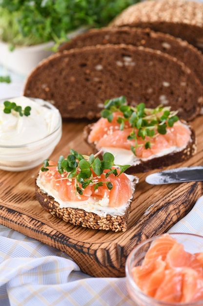 Sanduíche de salmão microgreen