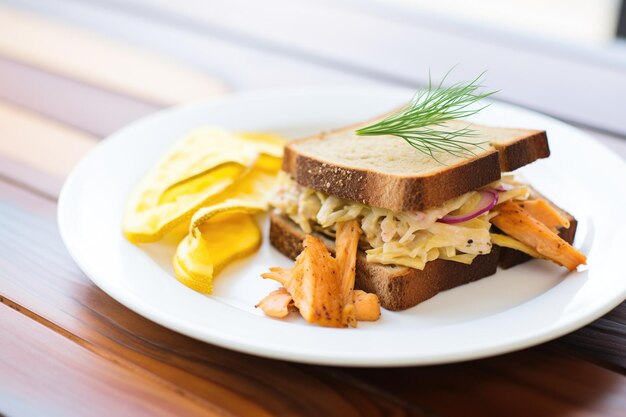 Sanduíche de tempeh reuben com chucrute em pão de centeio