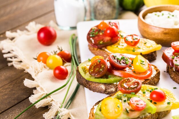 Sanduíche de tomate feito com tomates orgânicos da herança.