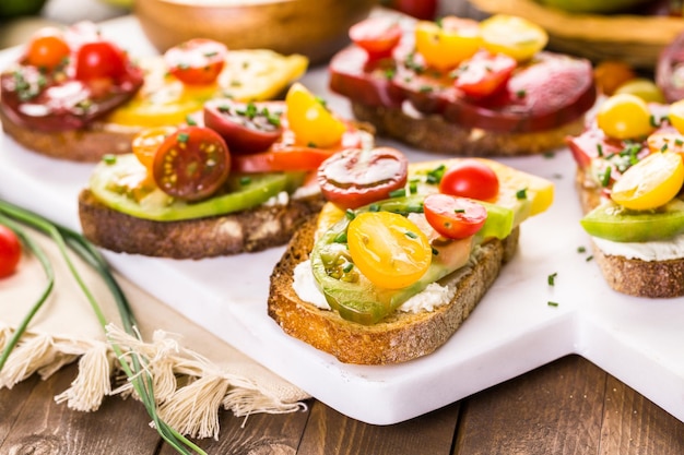 Sanduíche de tomate feito com tomates orgânicos da herança.