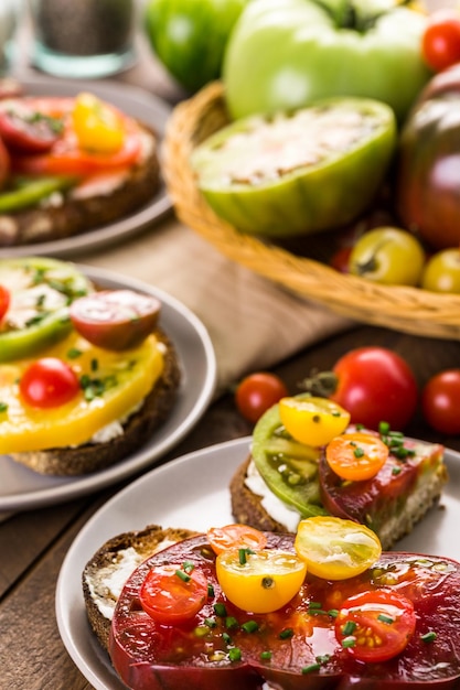 Sanduíche de tomate feito com tomates orgânicos da herança.