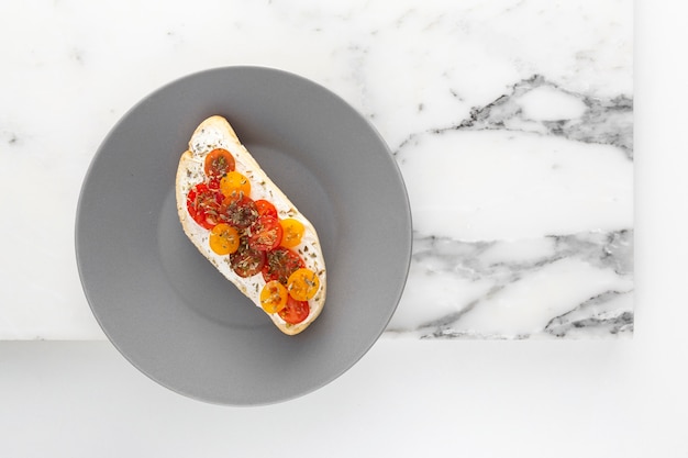 Foto sanduíche de vista de cima com cream cheese e tomate no prato