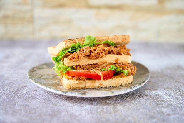 sanduíche delicioso e fresco em uma superfície de ardósia