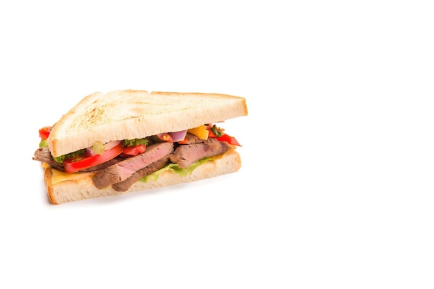 Foto sanduíche delicioso isolado no fundo branco com espaço de cópia