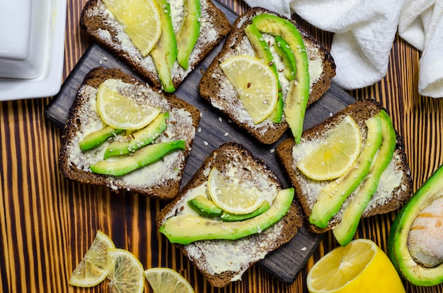 Sanduíche diet de pão preto com abacate e limão