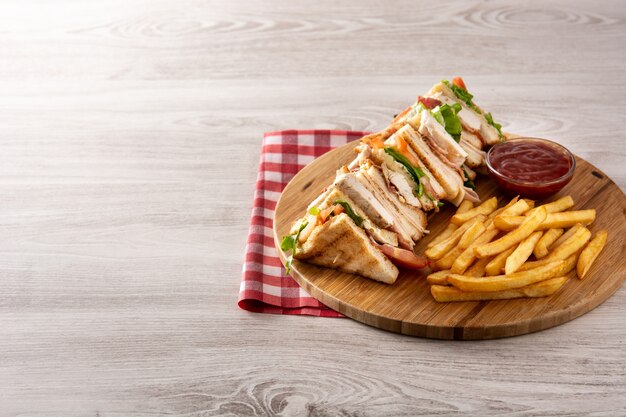 Sanduíche e batata frita na mesa de madeira