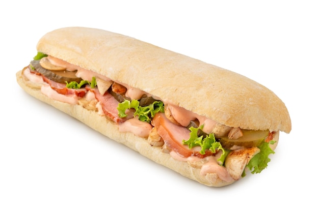 Sanduíche grande Ciabatta com bacon alface tomate e molhos isolados no fundo branco